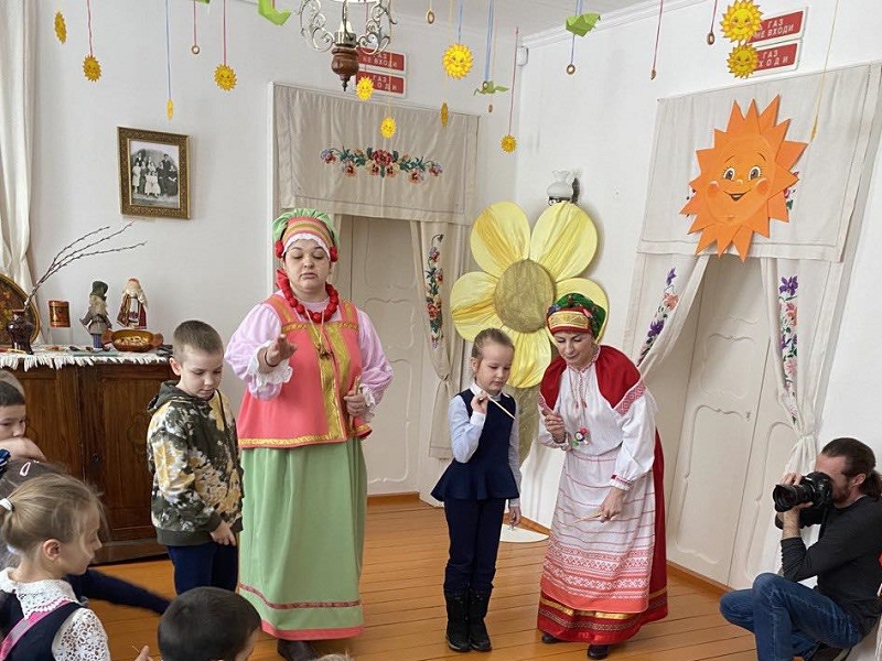 Первоклассники побывали на весеннем празднике «Солнцеворот на Купеческой» в ИКЦ купца Г.С. Клепикова